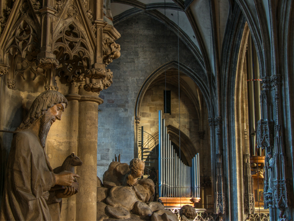 Kathedrale mit Statuen und Teile der Riesenorgel