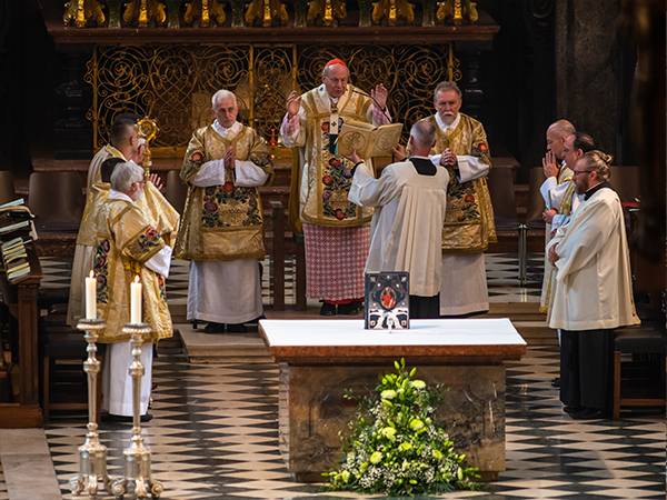 Altar, an dem gerade ein Gottesdienst abgehalten wird